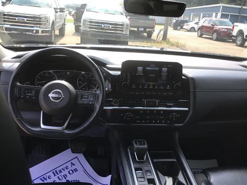Used 2024 Nissan Pathfinder SL FWD image 2