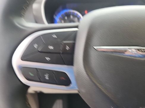 Used 2024 Chrysler Pacifica Touring-L FWD image 15