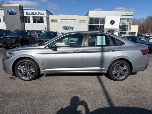 Used 2024 Volkswagen Jetta SE image 3