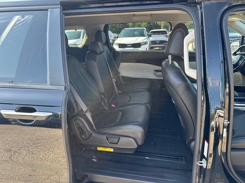 Used 2022 Kia Carnival EX FWD image 11