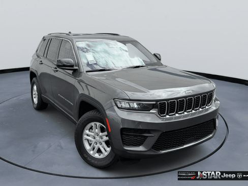 Used 2023 Jeep Grand Cherokee Laredo AWD/4WD image 3