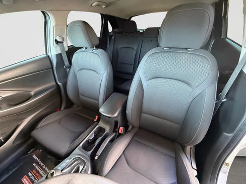 Used 2018 Hyundai Elantra GT FWD image 13