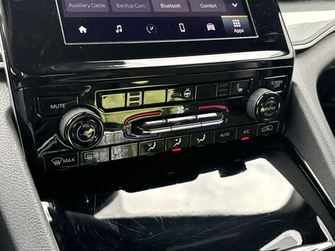 Used 2023 Jeep Grand Cherokee Altitude image 19