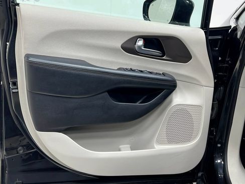 Used 2019 Chrysler Pacifica Touring-L FWD image 14