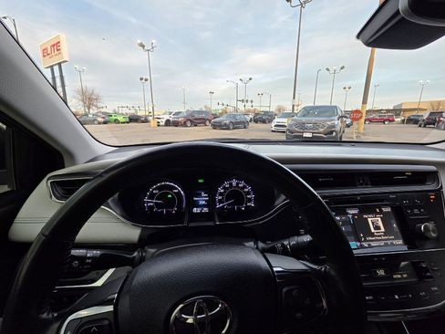 Used 2018 Toyota Avalon Limited image 31