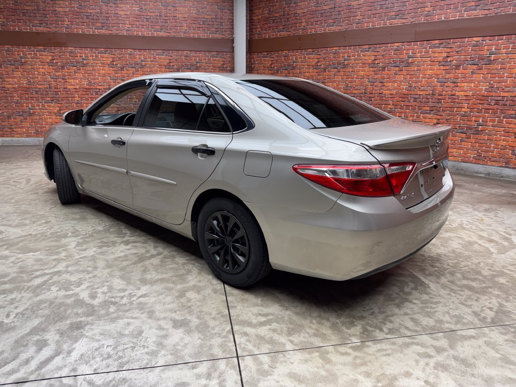 Used 2015 Toyota Camry LE FWD image 3