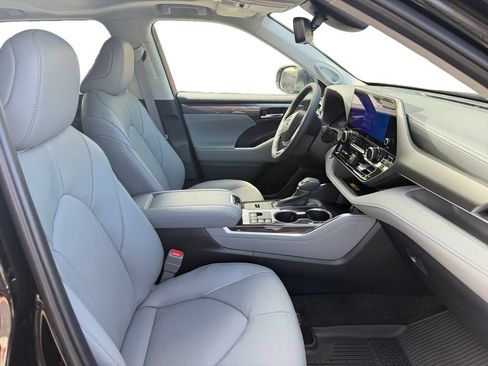 New 2026 Toyota Highlander Limited AWD/4WD image 18