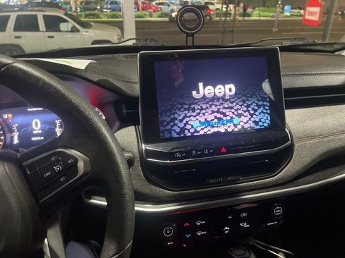 Used 2022 Jeep Compass Sport image 4