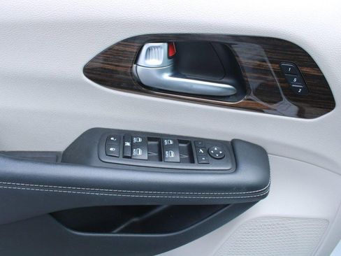 Used 2023 Chrysler Pacifica Limited image 9