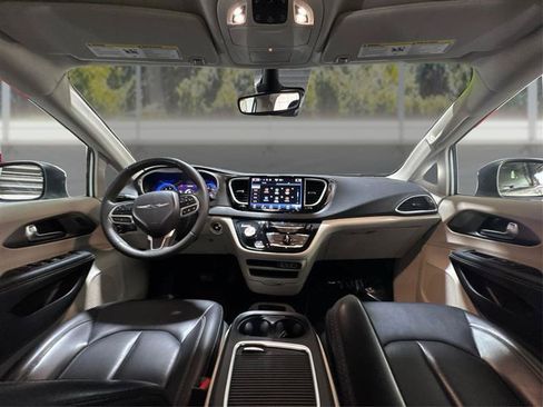 Used 2023 Chrysler Pacifica Touring-L FWD image 25