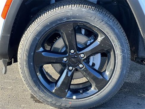 New 2025 Jeep Grand Cherokee Altitude image 6