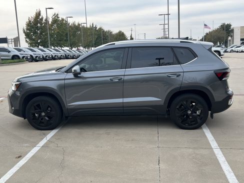 Certified 2025 Volkswagen Taos SE image 7