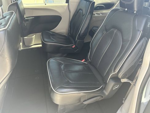 Used 2023 Chrysler Pacifica Limited FWD image 18