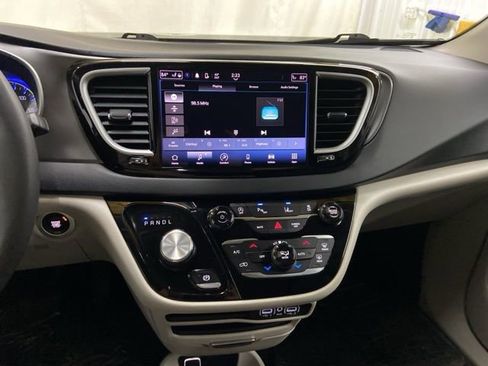 Used 2023 Chrysler Pacifica Touring-L image 41