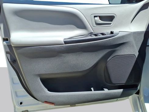 Used 2020 Toyota Sienna L FWD image 10