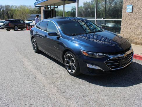 Used 2022 Chevrolet Malibu LT FWD image 1