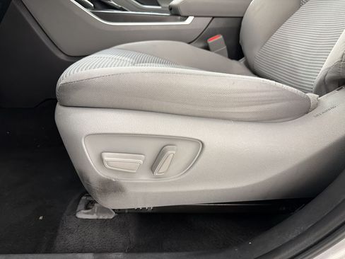 Used 2022 Toyota Highlander L FWD image 13
