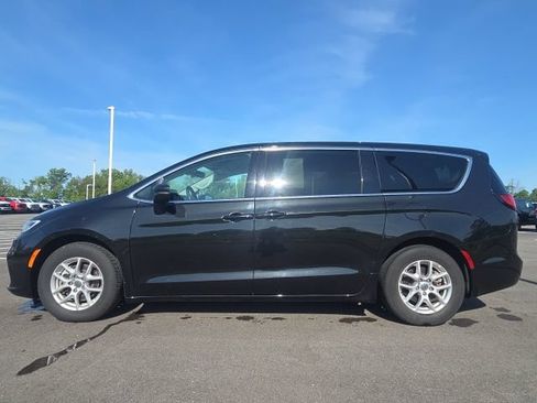 Used 2023 Chrysler Pacifica Touring-L FWD image 16