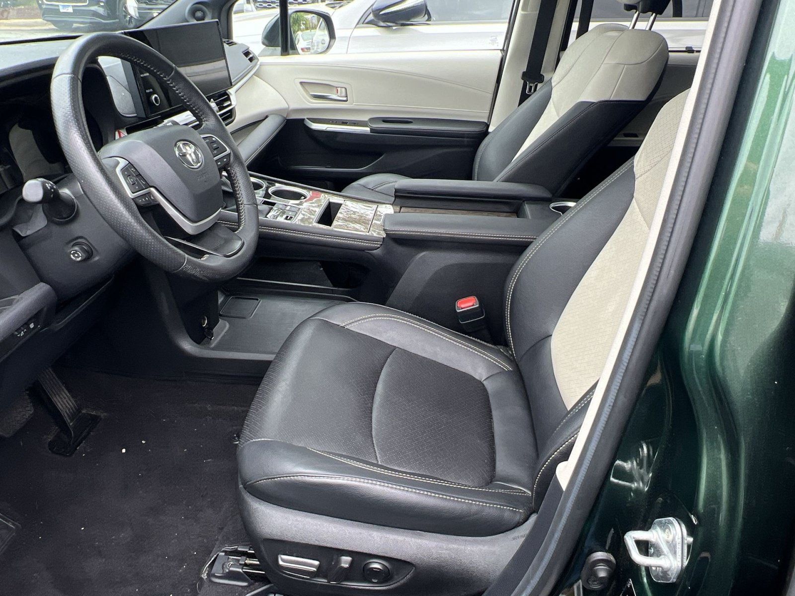 Used 2025 Toyota Sienna Platinum AWD/4WD image 11