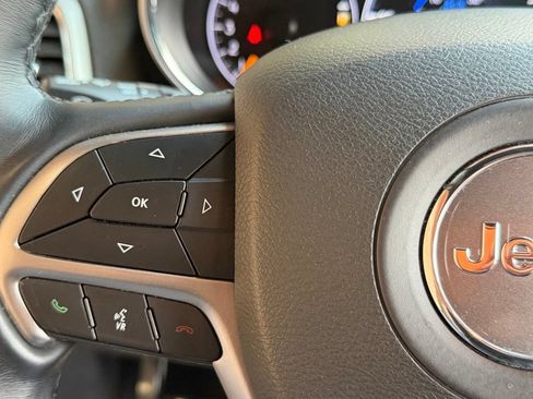 Used 2021 Jeep Grand Cherokee Laredo AWD/4WD image 37
