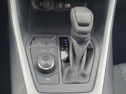 Used 2020 Toyota RAV4 XLE image 32