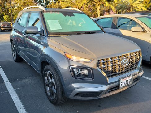 Certified 2025 Hyundai Venue SEL FWD image 3