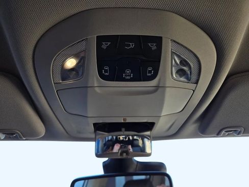 Used 2024 Chrysler Pacifica Select image 19