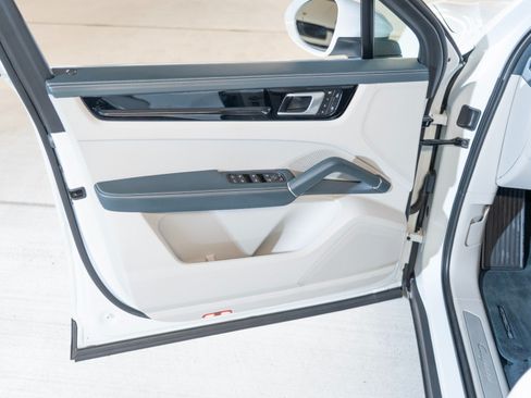 Certified 2023 Porsche Cayenne AWD/4WD image 16