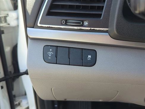 Used 2017 Hyundai Elantra SE image 14