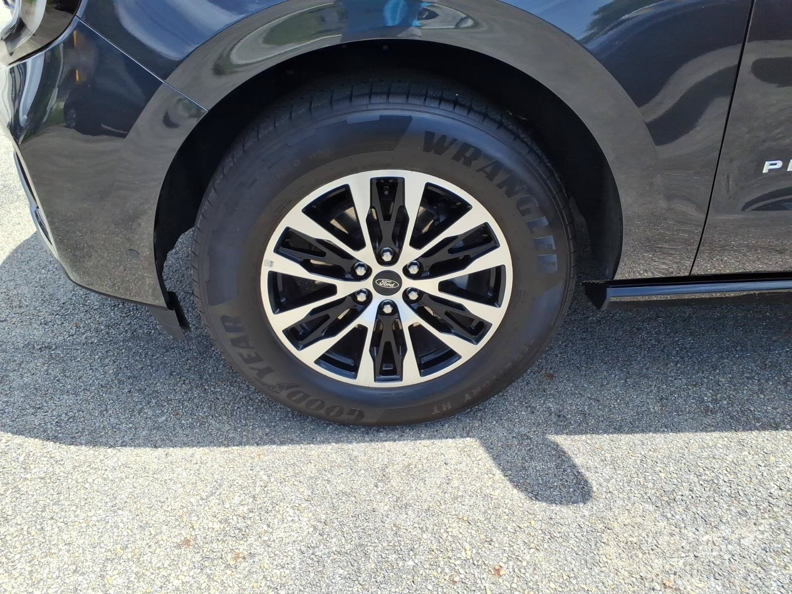Used 2025 Ford Expedition Platinum AWD/4WD image 4