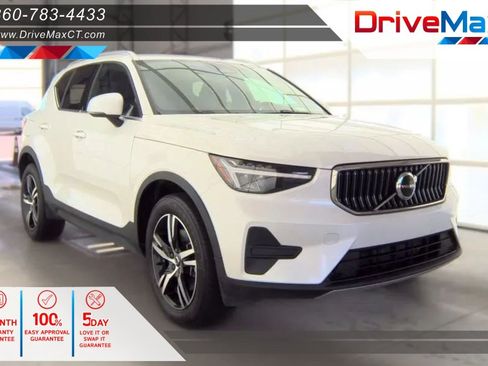 Used 2024 Volvo XC40 B5 Core AWD/4WD image 1