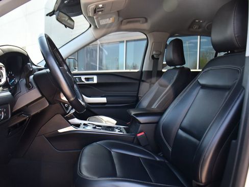 Used 2021 Ford Explorer XLT w/ Equipment Group 202A AWD/4WD image 13