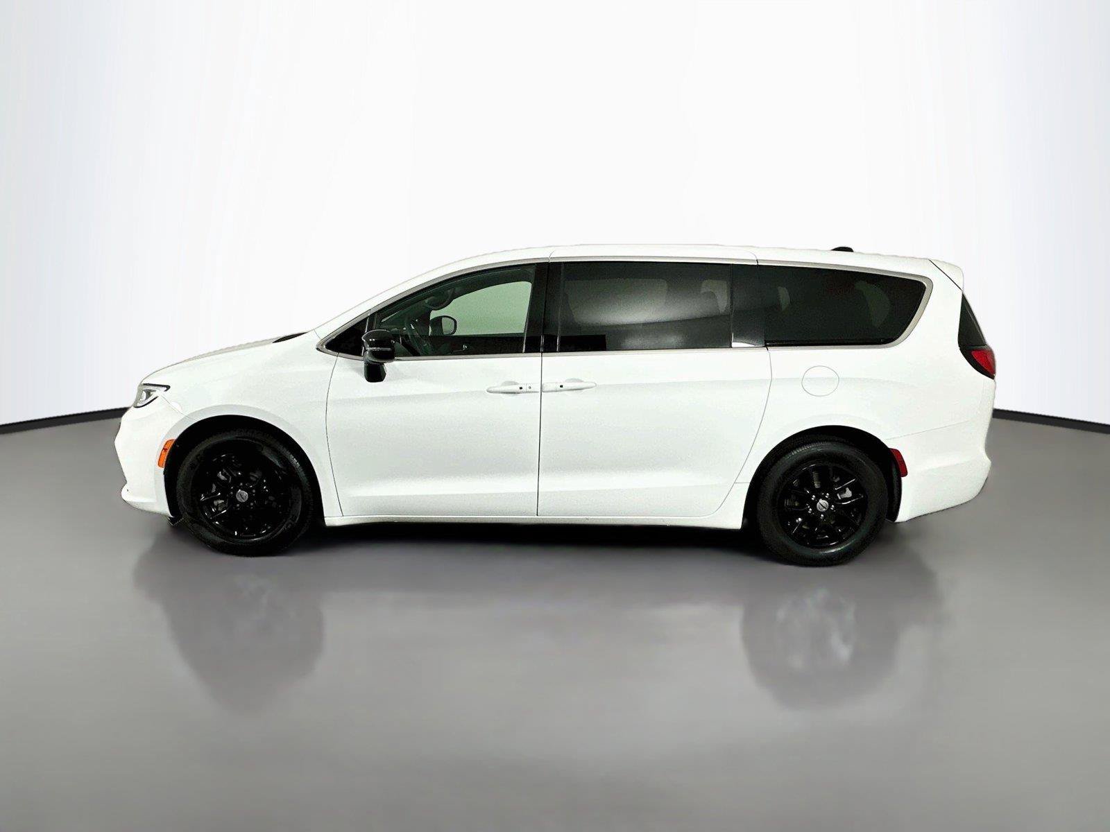 Used 2025 Chrysler Pacifica Select FWD image 8