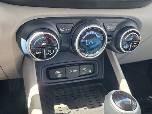Certified 2025 Hyundai Venue Limited FWD image 20