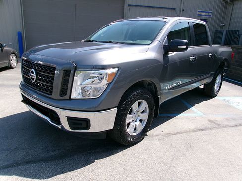 Used 2019 Nissan Titan SV AWD/4WD image 3