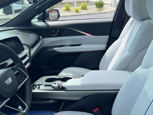 Used 2024 Cadillac Lyriq Sport image 11