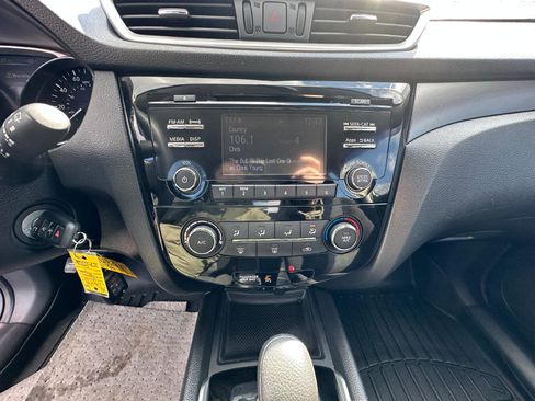 Used 2016 Nissan Rogue S image 16