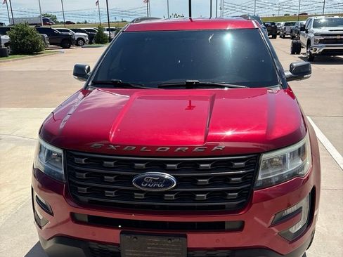 Used 2017 Ford Explorer XLT w/ Equipment Group 202A FWD image 2