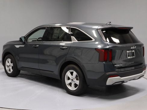 Used 2025 Kia Sorento LX FWD image 9