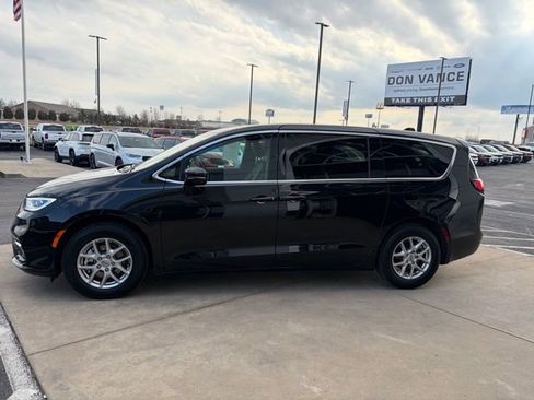 Used 2025 Chrysler Pacifica Select image 3