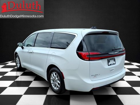 Used 2023 Chrysler Pacifica Touring-L FWD image 3