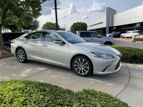 Used 2019 Lexus ES 350 w/ Premium Package FWD image 2