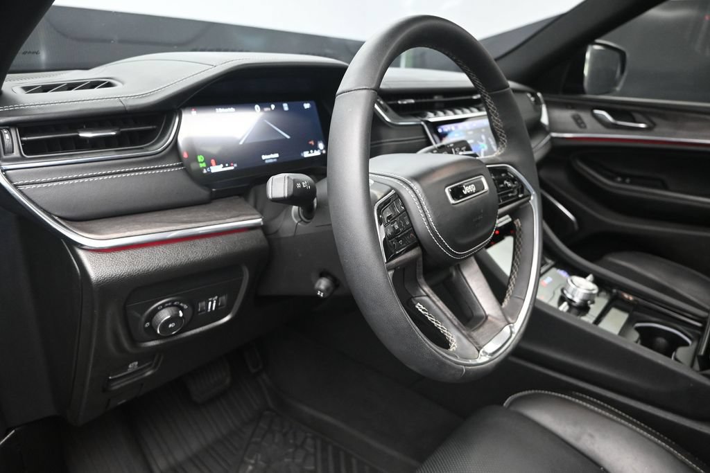Used 2024 Jeep Grand Cherokee Overland w/ Luxury Tech Group IV AWD/4WD image 12