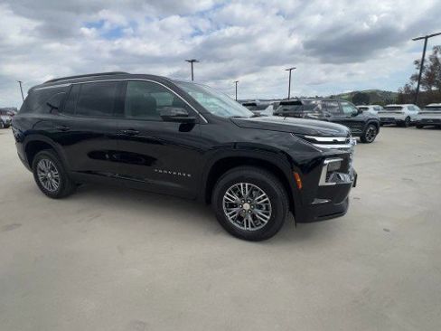 Used 2025 Chevrolet Traverse LT FWD image 2