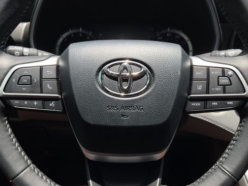 Certified 2024 Toyota Highlander XLE FWD image 31