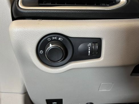 Used 2020 Chrysler Voyager L image 17