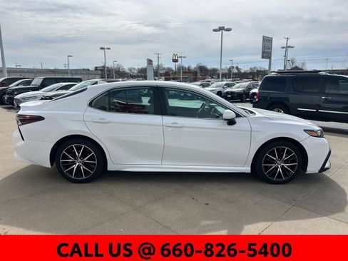 Used 2024 Toyota Camry SE image 3