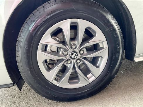 Used 2022 Toyota Sienna XLE w/ XLE Plus Package FWD image 28