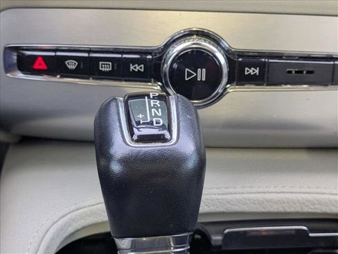 Used 2018 Volvo XC90 T6 Momentum w/ Convenience Package image 11