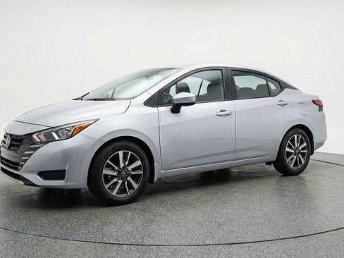 Used 2025 Nissan Versa SV image 3